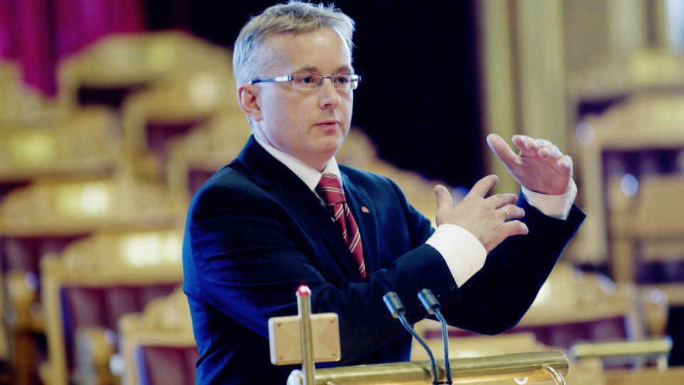 INGEN DNA-FRISTER: Knut Storberget mener analysetiden for DNA n� er god, og blir overrasket over � h�re at en DNA-analyse i en voldtektssak kan ta et halvt �r. Han er likevel skeptisk til � gi Rettsmedisinsk institutt tidsfrister. Foto: Stian Lysberg Solum / SCANPIX