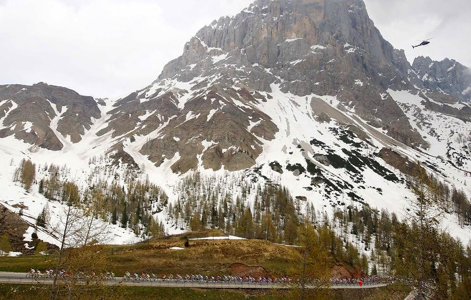 TIL FJELLS: Dagens etappe klatret seg opp til Alpe di Suisi (Seiser Alm), 1844 meter over havet. Foto: Stefano Rellandini, Reuters/Scanpix