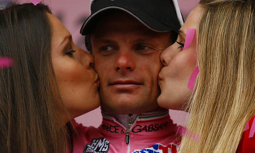 ROSA KYSS: Danilo Di Luca gratuleres av Giro d'Italia-vertinnene etter at han overtok ledertr�ya i sammendraget. Foto: Marco Trovati, AP/Scanpix