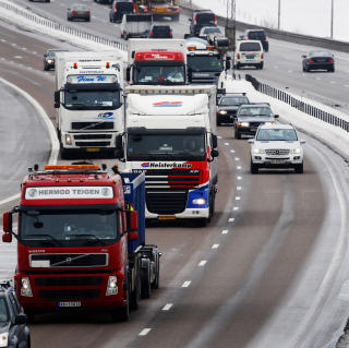 FARLIGERE VEIER: Transportarbeiderforbundet frykter at sikkerheten p� norske veier vil bli farligere med d�rligere arbeidsforhold for sj�f�rene. Foto: SCANPIX