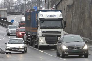 FLERE OG FLERE BILER: Det ble 168.000 flere personbiler p� norske veier, en �kning p� 8 prosent. Foto: SCANPIX