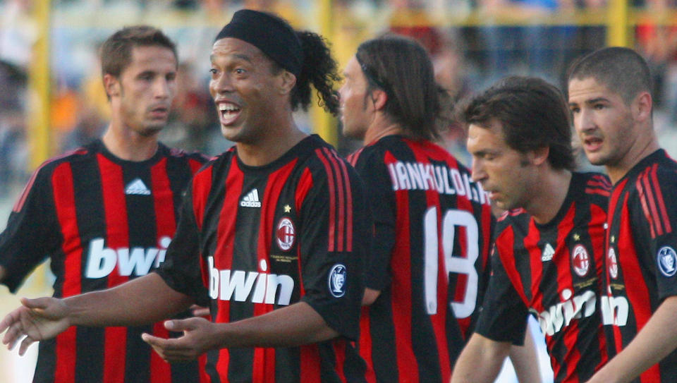 P� VEI UT? Ronaldinho smilte med lagkameratene etter en scoring i veldedighetskamp mot Albania i Tirana i g�r. Men broren og agenten hans sier at det er aktuelt med klubbytte.Foto: Hektor Pustina, AP/Scanpix