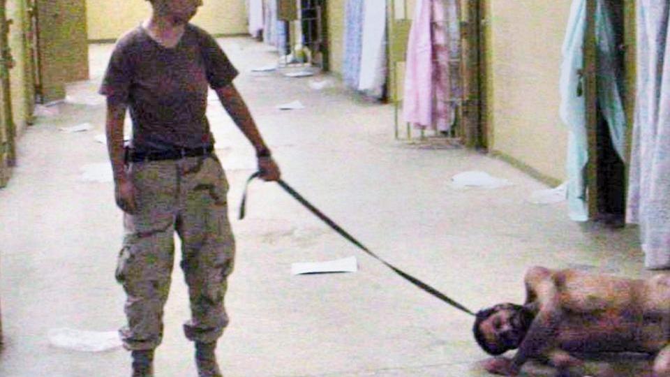 SYMBOLBILDET: Soldaten Lynndie England ble symbolet p� mishandlinga i det berykta Abu Ghraib-fengslet, da disse fotografene lekket ut i 2004. England ble d�mt til tre �rs fengsel for behandlinga. N� skal det amerikanske forsvarsdepartementet offentliggj�re flere mishandlingsbilder, som angivelig vil vise at praksisen var utbredt i flere fengsler. Foto: Scanpix/EPA/WASHINGTON POST