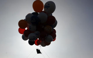 FL�Y AVG�RDE: En fransk tv-personlighet gjorde som Carl Fredricksen i Up - han fl�y avsted, som et promostunt i Cannes. FOTO: SCANPIX/AP