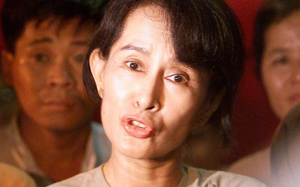 FEM �RS FENGSEL: Opposisjonslederen Aung San Suu Kyi i Burma m� m�te i retten etter � ha f�tt bes�k i husarrest. Hun risikerer fem �rs fengsel. Foto: AFP PHOTO/SCANPIX
