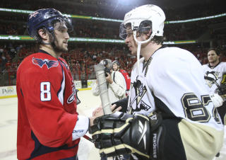 TAKK FOR KAMPEN: To av NHLs st�rste stjerner, Ovetsjkin og Crosby takker for den sjuende og siste kvartfinalekampen i NHL-sluttspillet.Foto: AP/Bruce Bennett