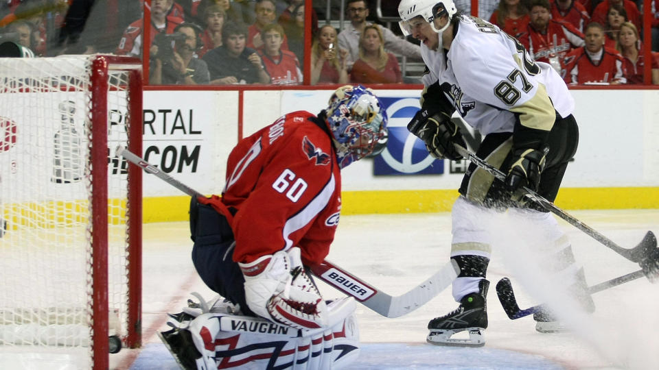 AVGJ�R: Her setter Sidney Crosby Penguins' tredje m�l for kvelden og sikrer Penguins semifinaleplassen.Foto: Bruce Bennett/Getty Images/AFP