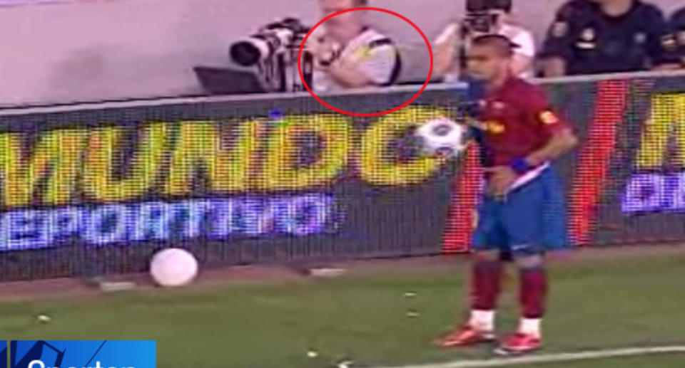 TRUFFET I HODET: Dani Alves er akkurat truffet av en flaske som ble kastet fra en tilskuer. Sekunder senere g�r han i bakken.Foto: TV 2 Sporten