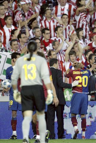 KOM SEG P� BEINA: Alves holder seg til hodet etter at han fikk legehjelp p� banen, men fullf�rte kampen for Barcelona.Foto: EPA/MANU BRUQUE