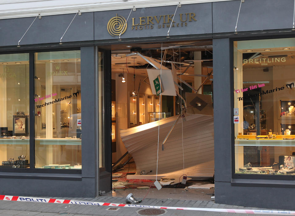 STJ�LET FOR MILLIONER: Tyver rygget en Volkwagen Caravelle inn i Lervik ur like etter halv tre i natt. Skade- og tyveriomfanget bel�per seg trolig til flere millioner. Foto: Tor Andr� Johannessen