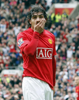 USIKKER KLUBBFRAMTID: Carlos Tevez brukte bare tre minutter p� � score mot Wigan i g�r, og n� vil Alex Ferguson definitivt ha ham med videre. Uten at eierne hans vet noe om det.Foto: AP/Jon Super