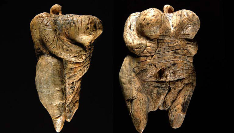 GAMMEL, MEN FAGER: Venus-figuren i mammut-elfenben ble funnet i sm� deler ei hule i Tyskland i fjor. Arkeologene satte henne sammen, og n� kan hun endelig vises fram igjen. Dama har overdimensjonerte bryster og kj�nnslepper, men mangler hode. Karbondateringen viser at hun er mellom 31 300 og 40 000 �r gammel.Foto: AFP/H. Jensen/Universitetet i T�bingenScanpix