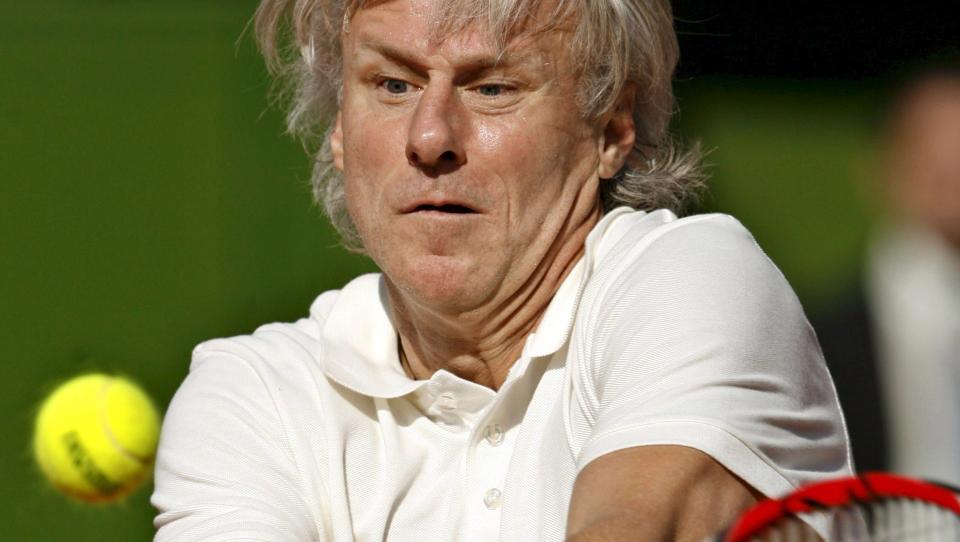 SPILLER FORTSATT: Bj�rn Borg deltar i oppvisningskamper. Her i spill i Buenos Aires i fjor. Foto: Foto: EPA/LEO LA VALL