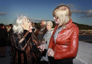 P� UTDELINGEN: Artist Anne Grete Preus f�lte seg ikke st�tt av Nina Karin Monsens uttalelser om lesbiske. Her er de to i samtale p� operataket, rett f�r Monsen fikk Fritt Ord-prisen. Foto: HANS ARNE VEDLOG