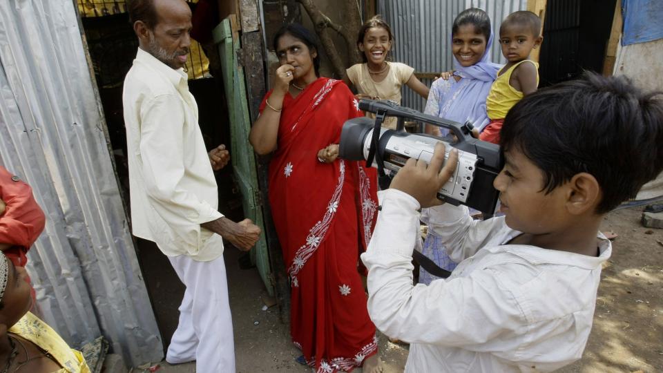 REV HUSET: �Slumdog�-stjernen Azharuddin Mohammed Ismail og familien st�r n� uten et sted � bo etter at myndighetene rev huset deres.Foto: AP Photo/Gautam Singh/Scanpix