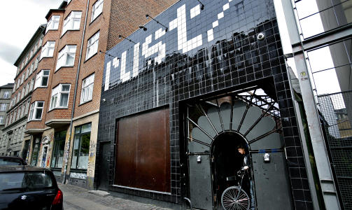 VAR P� DATAROCK-KONSERT: Andreas Bull-Gundersen jobbet ved siden av studiene p� utestedet Rust i N�rrebro. Her var han ogs� l�rdag kveld sammen med fire  norske kamerater som bes�kte ham i K�benhavn. Foto: KRISTIAN RIDDER-NIELSEN