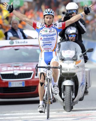 20 MIL I BRUDD: Michele Scarponi gikk i brudd med fire andre 200 kilometer f�r m�l. Til slutt syklet han over m�lstreken i ensom majestet, 32 sekunder foran Edvald Boasson Hagen. Foto: Maurizio Brambatti, EPA/Scanpix