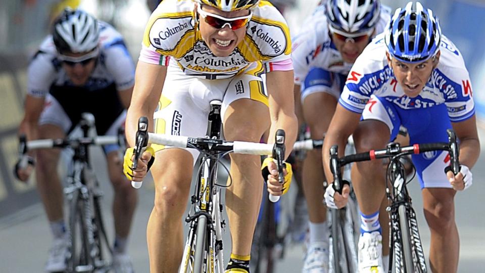 KNUSTE FELTET: Edvald Boasson Hagen (i gult og hvitt) banket de andre rytterne i feltet i en teknisk krevende innspurt p� dagens sjetteetappe i Giro  d'Italia. Han tok andreplassen bak Michelle Scarponi, som kj�rte i m�l et halvt minutt foran feltet.Foto: Maurizio Brambatti, EPA/Scanpix