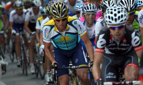 FELTREPORTER: Lance Armstrong fortsetter � twitre p� harde livet fra giroen. I kveld forteller han blant annet: �P� et tidspunkt i dag var vi oppe i 110 km/t. Det er nesten 70 mph. CRAZY!� Og p� massasjebenken i kveld h�rte han p� Damien Rice p� ipoden.Foto: Alessandro Trovati, AP/Scanpix
