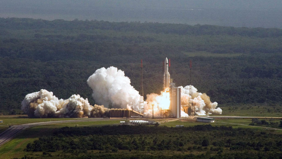 EKSPLODERTE IKKE: Verdt n�r 17 milliarder kroner, tok Ariane 5-raketten med teleskopene Herschel og Plack av fra  Kourou space centre p� French Guyana. Norske forskere feiret med � spise kake. Foto: SCANPIX