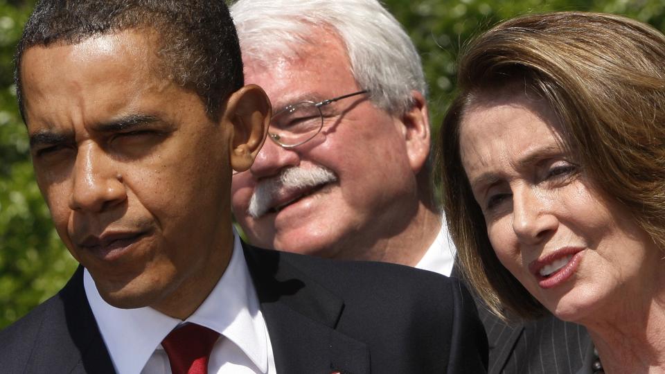 HEVDER CIA L�Y: Nancy Pelosi, her fotografert sammen med president Barack Obama og George Miller tidligere denne uka. Foto: AP/Ron Edmonds/Scanpix