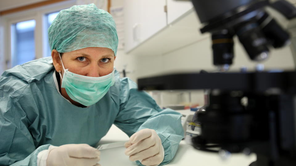 MED KAPASITET: Private Gena har analysekapasitet til � ta unna halve DNA-reformen. Daglig leder Ragne Farmen har f�tt millionst�tte av staten og blomster av n�ringsminister Sylvia Brustad. Men hun nektes DNA-jobber av justisminister Knut Storberget. Foto: Erling H�geland
