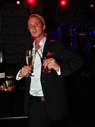 MASSE CHAMPAGNE: Og �Paradise Hotel�-vinner Petter har planer om � krabbe hjem i natt. Foto: Glenn Svendsen
/ Stella Pictures