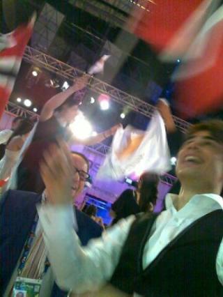 GLAD, S� GLAD: Alexander Rybak har gjort jobben og kvalifisert seg til finalen i Eurovision Song Contest.