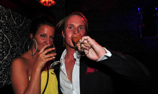 KUNNE FEIRE SEG SELV: Vinnerne Benedicte Valen (20) og Petter Pilgaard (29) feiret med champagne. Foto: Glenn Svendsen / Stella Pictures
