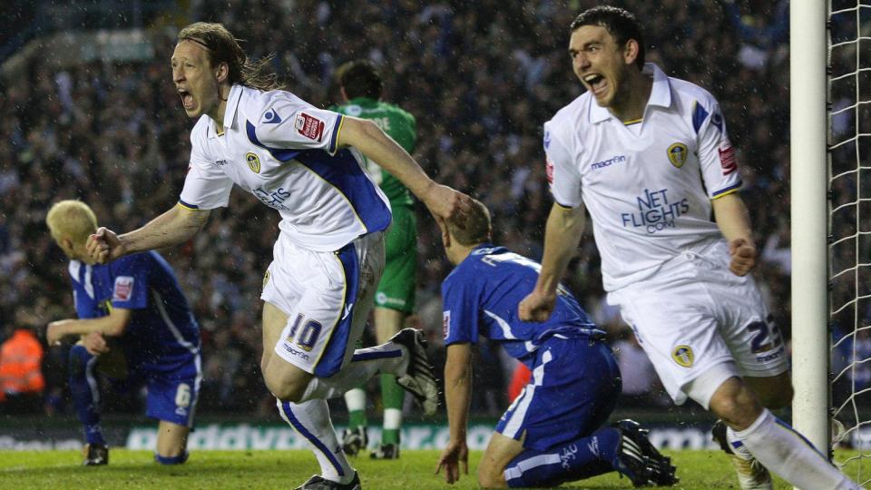 LEDERM�L: Leeds' Luciano Becchio (t.v.) feirer lederm�let p� Elland Road i kveld. Foto: Martin Rickett/PA/AP/Scanpix