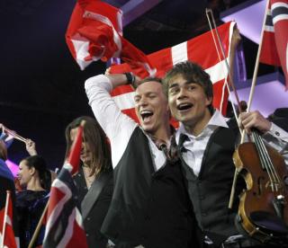 BLIR NORDISK FEST: Alexander Rybak jubler sammen med danske Niels Brinck etter at begge n�dde finalen i �rets europeiske Melodi Grand Prix-finale. REUTERS/Denis Sinyakov  (RUSSIA ENTERTAINMENT)