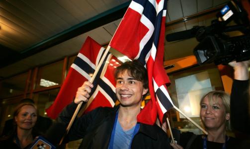 P� VEI HJEM: Alexander hadde fortsatt flagget i h�nda da han forlot Moskvas Olympiastadion, ut i den ventende bussen som tok ham hjem til hotellet. Foto: MARIUS GULLIKSRUD/STELLA PICTURES