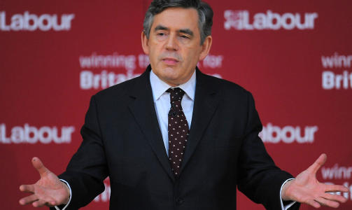 I HARDT V�R: Storbritannias statsminister Gordon Brown sliter med synkende popularitet, og m�tte torsdag suspendere en tidligere Labour-minister fra partiet. Foto: AFP/SCANPIX