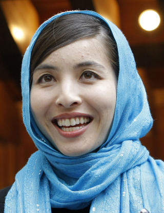 SLAPP FRI: Den iransk-amerikanske journalisten Roxana Saberi slapp ut av iransk fengsel tidligere i mai. Etter at president Ahmadinejad tok hennes side fikk hun straffen for spionasje omgjort til betinget fengsel, og ble dermed l�slatt. Foto: AFP PHOTO/BEHROUZ MEHRI