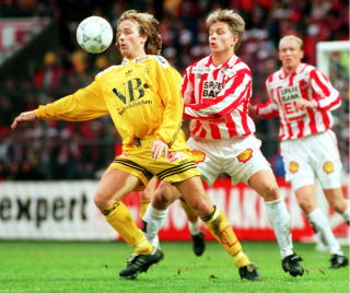 1996: Fra cupfinalen samme �r. Stig Johansen i duell med n�v�rende Brann-trener Steinar Nilsen. I bakgrunnen, Troms�s n�v�rende sportsdirekt�r, Morten Kr�mer. Foto: SCANPIX