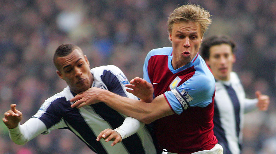 FERDIG: Aston Villa-kaptein Martin Laursen gir opp � komme tilbake fra kneskaden, og gir seg med fotballen umiddelbart.Foto: AFP/Geoff Caddick