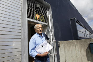 - NOE M� GJ�RES: Tirsdag denne uka valgte Aslam Ahsan � anmelde saken.

- Det siste brevet er s� grovt at noen m� gj�re noe. Jeg blir fryktelig provosert over dette. Samtidig virker det som politiet tar alt for lett p� saken, sier Ahsan. Han mener politiet m� beskytte familien. Foto: GEIR B�LSTAD