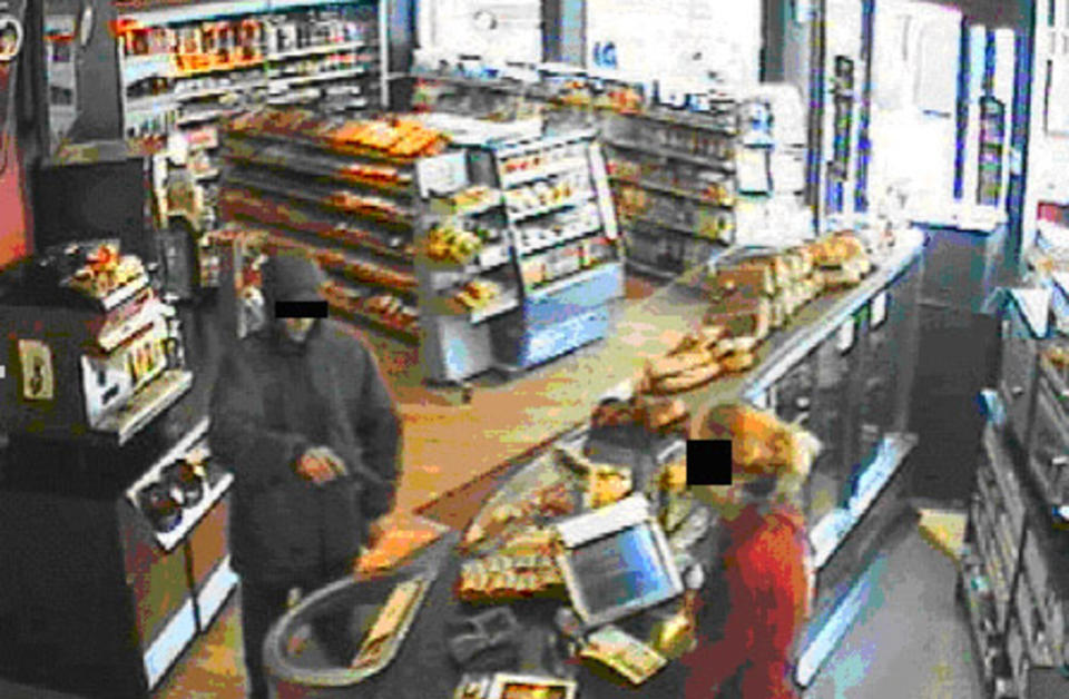 SIKTET MED H�NDV�PEN: Med to dagers mellom ble to kiosker i Vogts gate i Oslo ranet, her en Deli de luca. Gjerningsmannen brukte et h�ndv�pen for � true betjeningen i begge tilfeller. Foto: POLITIET