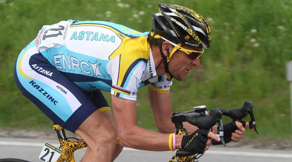 VISER IKKE LAGNAVNET I DAG: Her er Lance Armstrong avbildet med lagnavnet p� g�rsdagens etappe.Foto: EPA/LUCA BETTINI