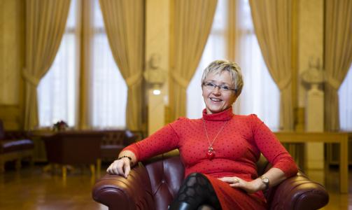 GRUNN TIL � SMILE:  Senterpartilederen har all grunn til � smile av ligningstallene. De viser at hun er den best betalte kvinnelige partilederen, og nest best av alle - bare sl�tt av Jens. Foto: Berit Roald / SCANPIX