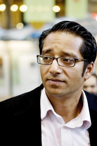 FEIG: - Dette er velkjent fenomen i hovedsakelig Pakistan og n� har man dratt denne ukulturen til Norge. Dette er en veldig feig m�te � angrep folk p�. Normale mennesker gj�r ikke dette, sier Yousuf Gilani. Foto: TORBJ�RN GR�NNING