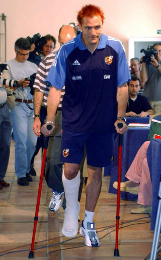 EN AV DE MEST KJENTE: Santiago Canizares, som p� den tida var Spanias f�rstekeeper, kuttet nesten av seg t�a da han mistet en parfymeflaske mens han dusjet. Foto: AP/Cristina Quicler