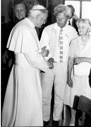 H�YTIDELIG-MAGNE: Under en konferanse om barn og rus i Roma i 1985, ble det anledning til � hilse p� paven.
