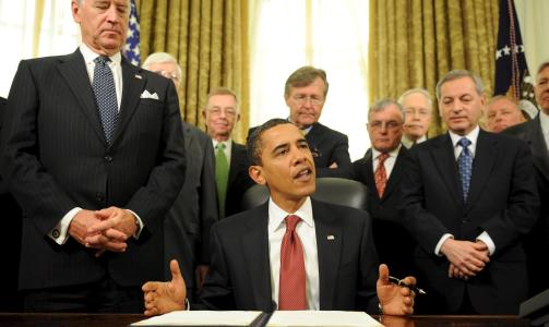 STENINGSSEREMONI: Slik s� det ut da Barack Obama, 22. januar i �r, beordret stengingen av fangeleiren p� Guantanamo og stans i de omstridte milit�rtribunalene.  Foto: EPA/MATTHEW CAVANAUGH/SCANPIX