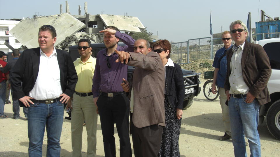 GAZA-RUNDTUR: SV-delegasjonen fikk likevel slippe inn i Gaza. I tre timer ble �ystein Djupedal, Akhtar Chaudry, Audun Lysbakken og �got Valle vist rundt i Gaza. Til h�yre er Norges sjef for representasjonskontoret i Al-Ram, Tor Wennesland. Foto: Guri Solberg/UD