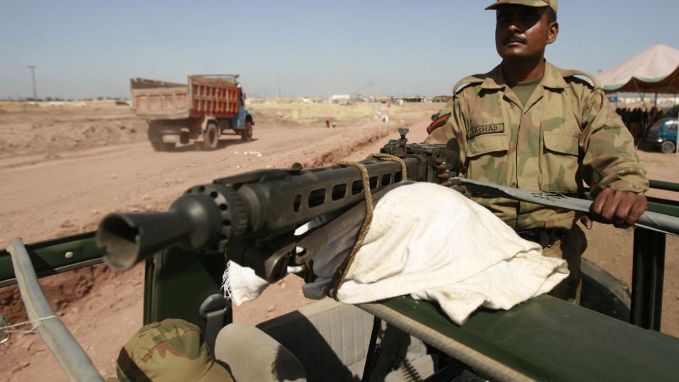 - FLYKTER:  Et medlem av den pakistanske h�ren har tatt oppstilling i Swat-dalen. Taliban er n� iferd med � forlate omr�det, heter det i en uttalelse. Foto:    REUTERS/Ali Imam
