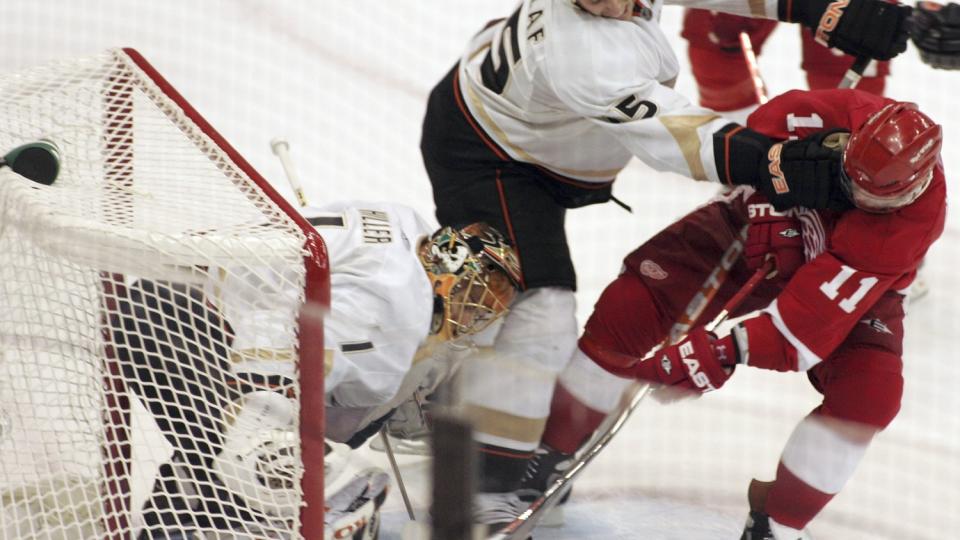 SEIERSM�LET:Detroit Red Wings' Dan Cleary (11) scorer seiersm�let mot Anaheim Ducks i den sjuende og avgj�rende kvartfinalen natt til i dag og s�rget for at fjor�rets mesterlag kan gjenta bedriften i �r. Foto: Jerry S. Mendoza/Scanpix