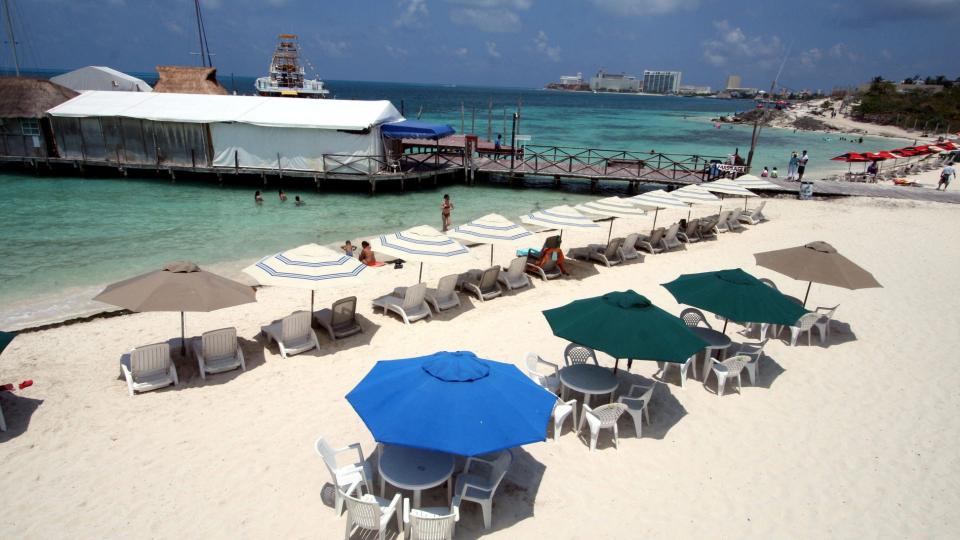 TOMT:  Turistbyen Cancun er n�rmest folketom etter at svineinfluensautbruddene har skremt vekk turistene. Norge er ett av landene som har frar�det sine borgerer � reise til Mexico, men de opphever n� dette. Foto: EPA/ELIZABETH RUIZ/Scanpix