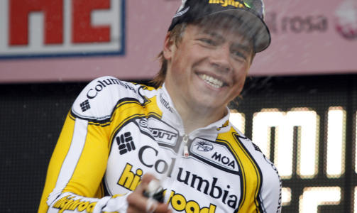 SJAMPIS: Edvald var raus med sprudlevannet etter dagens etappeseier p� den sjuende etappen i Giro d'Italia. Foto: Marco Trovati, AP/Scanpix