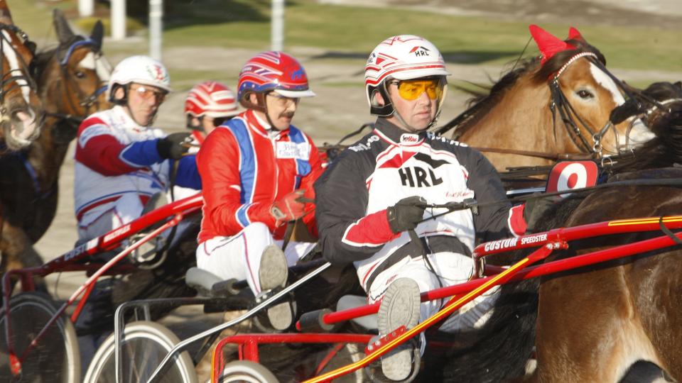 KJ�RER FORBI. Etter en treg start er Eirik H�itomt p� rett vei i kuske VM. L�rdag har han to bra kort i ermet. Foto: HESTEGUIDEN.COM.